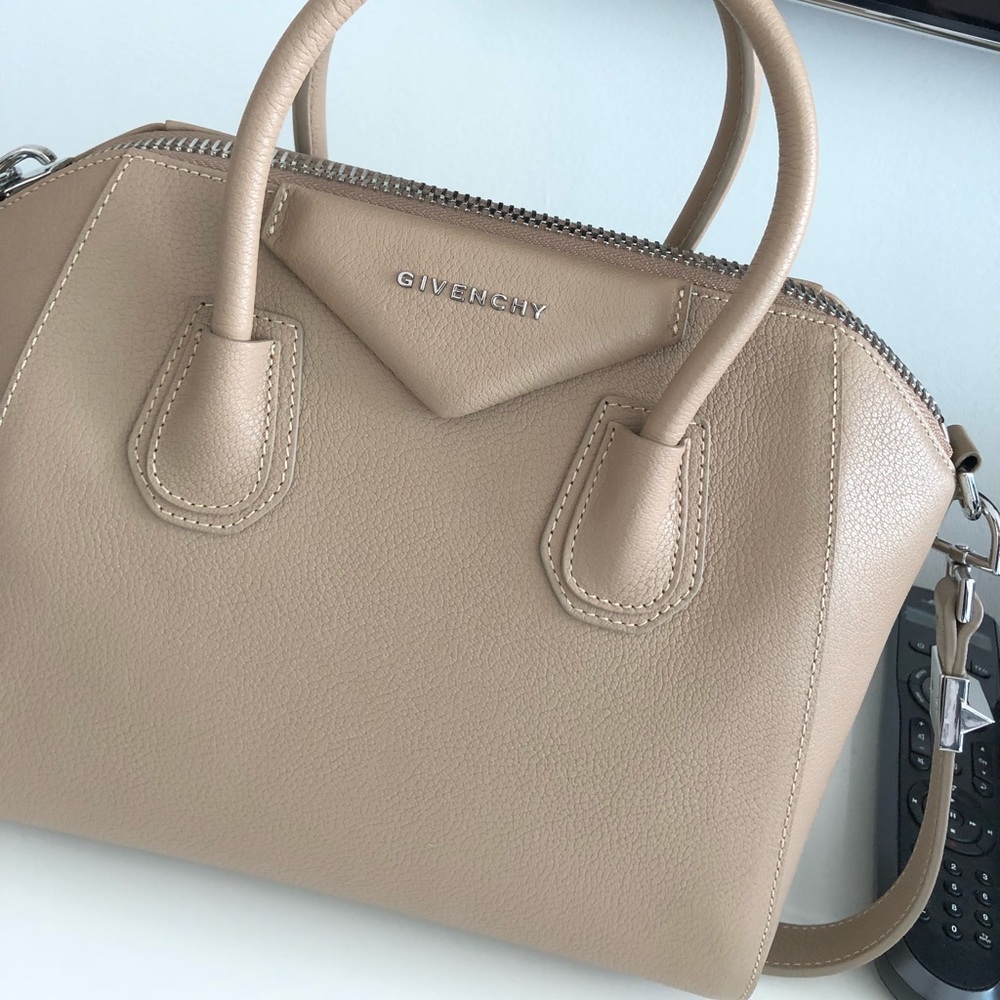 ❤️💘 S O L D 💘❤️Givenchy Antigona Small